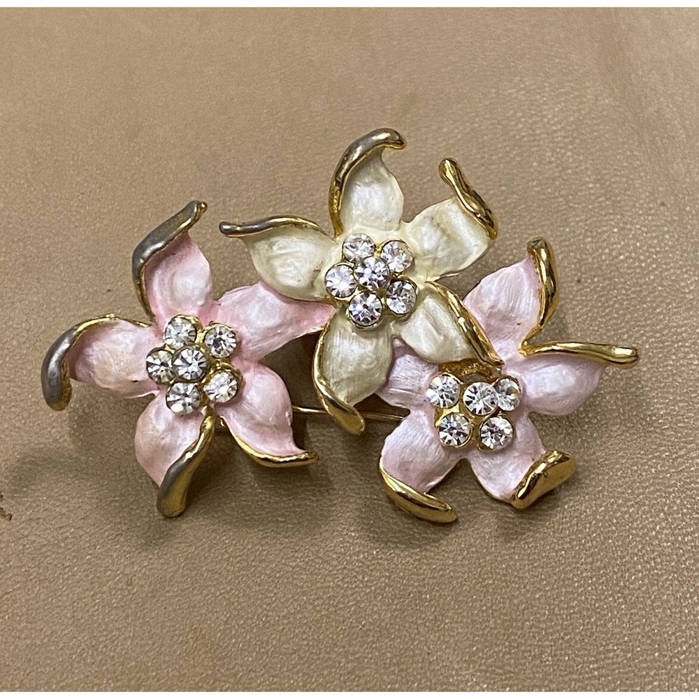 COSTUME SOFT PEARL PINK/YELLOW MATTE ENAMEL THREE FLOWER PIN BROOCH RHINESTONES
